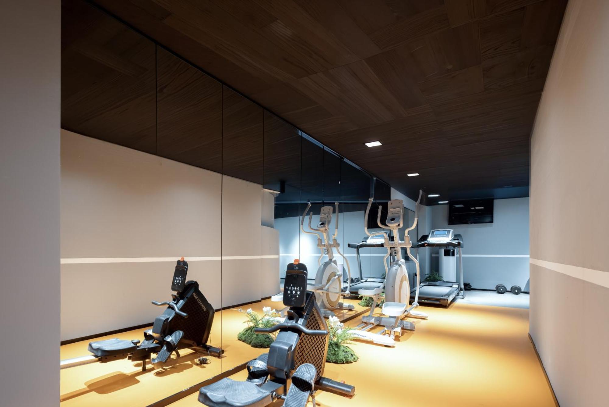 Hotel Tangfu Sanlitun Boutique Hotel---breakfast, Restaurant And Bar, Close To Tian'anmen Square Forbidden Temple Of Heaven, Laundry, Gym, Robot, Ticket Service, Located In Center Metro Line 2, One Station To Airport Express 4*