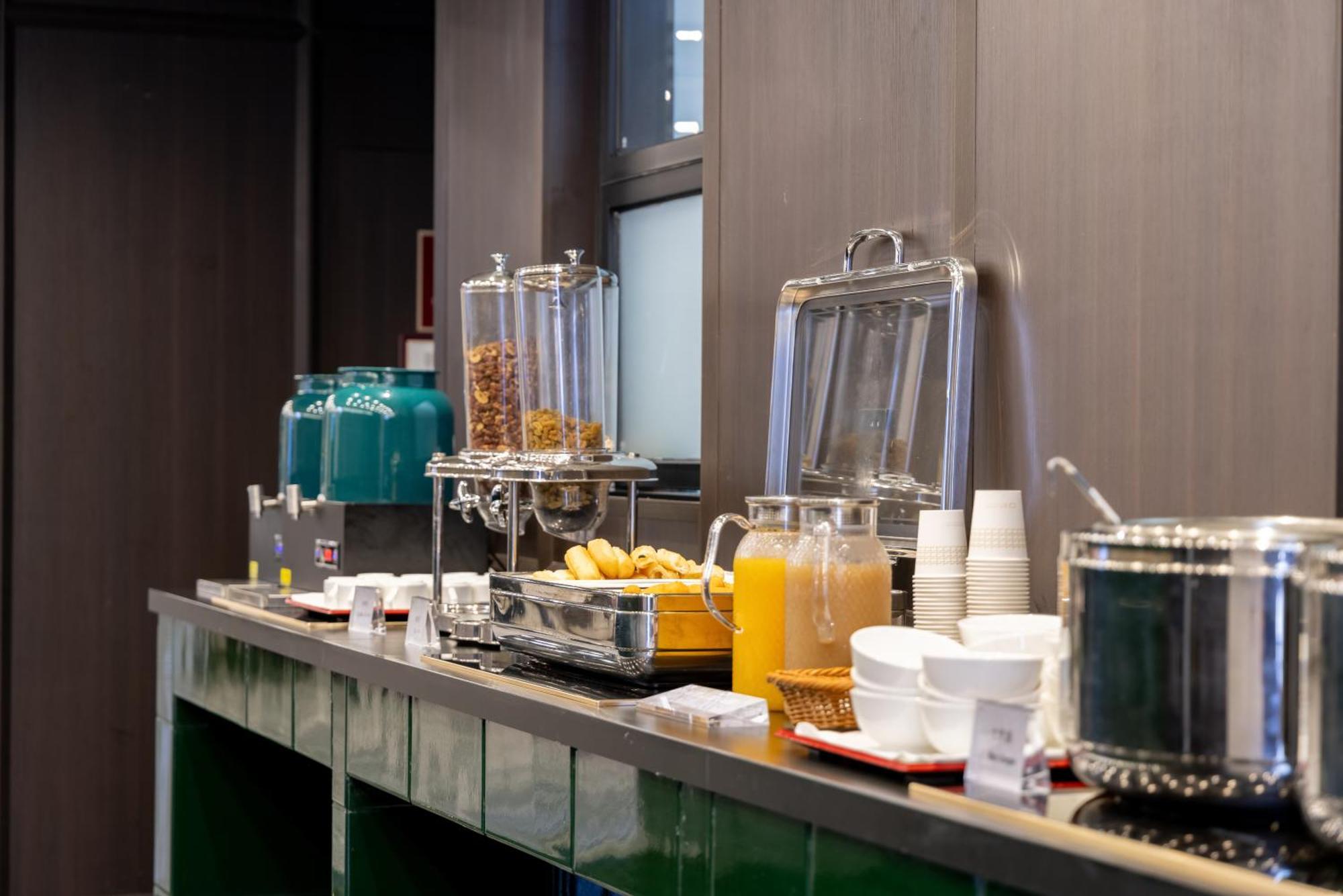 Tangfu Sanlitun Boutique Hotel---breakfast, Restaurant And Bar, Close To Tian'anmen Square Forbidden Temple Of Heaven, Laundry, Gym, Robot, Ticket Service, Located In Center Metro Line 2, One Station To Airport Express Hotel
