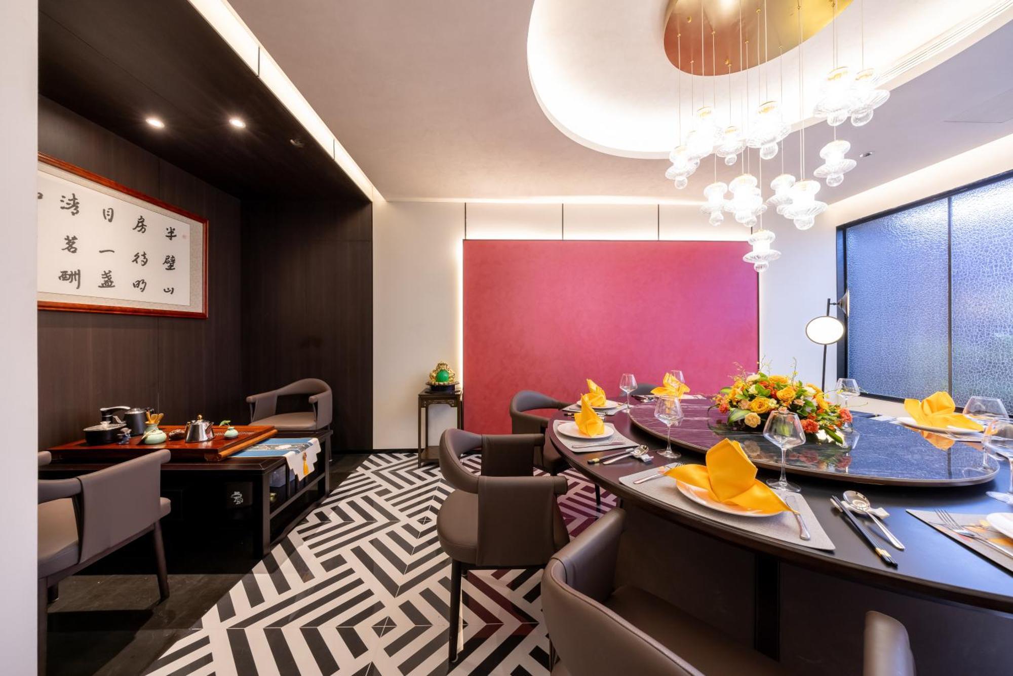 Hotel Tangfu Sanlitun Boutique Hotel---breakfast, Restaurant And Bar, Close To Tian'anmen Square Forbidden Temple Of Heaven, Laundry, Gym, Robot, Ticket Service, Located In Center Metro Line 2, One Station To Airport Express Beijing