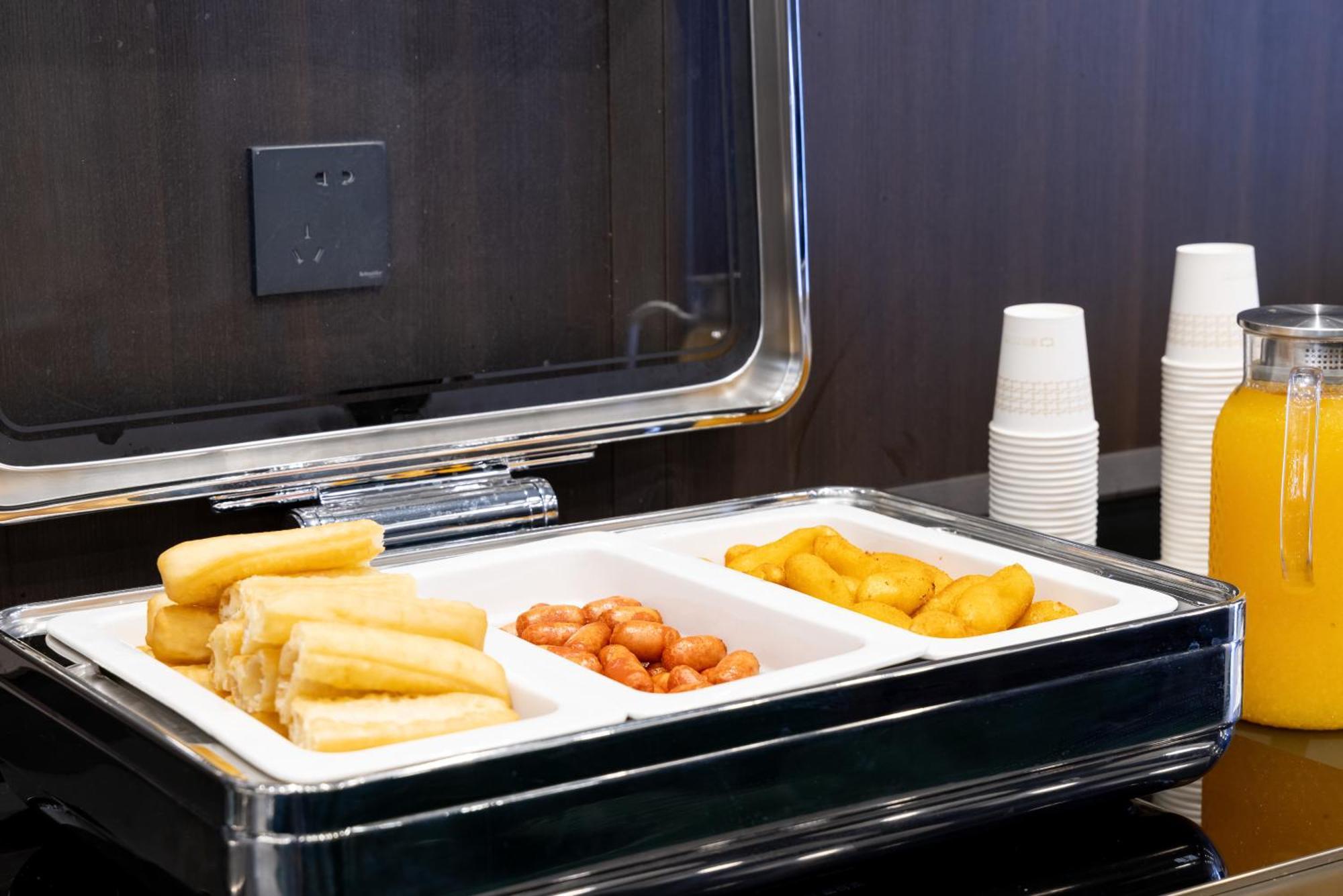Tangfu Sanlitun Boutique Hotel---breakfast, Restaurant And Bar, Close To Tian'anmen Square Forbidden Temple Of Heaven, Laundry, Gym, Robot, Ticket Service, Located In Center Metro Line 2, One Station To Airport Express Hotel Beijing
