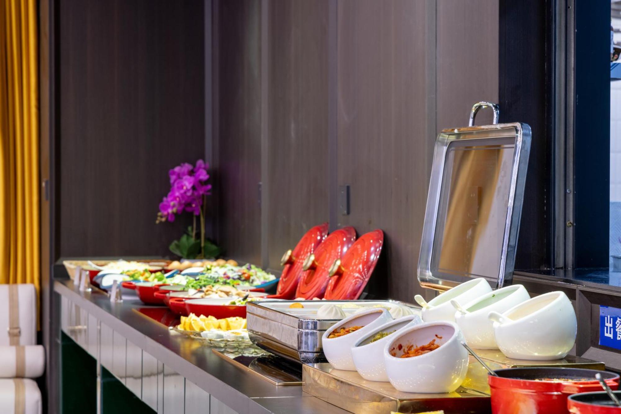 Tangfu Sanlitun Boutique Hotel---breakfast, Restaurant And Bar, Close To Tian'anmen Square Forbidden Temple Of Heaven, Laundry, Gym, Robot, Ticket Service, Located In Center Metro Line 2, One Station To Airport Express Hotel
