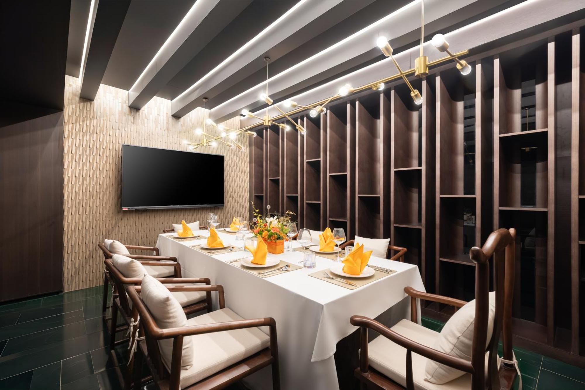 Tangfu Sanlitun Boutique Hotel---breakfast, Restaurant And Bar, Close To Tian'anmen Square Forbidden Temple Of Heaven, Laundry, Gym, Robot, Ticket Service, Located In Center Metro Line 2, One Station To Airport Express
