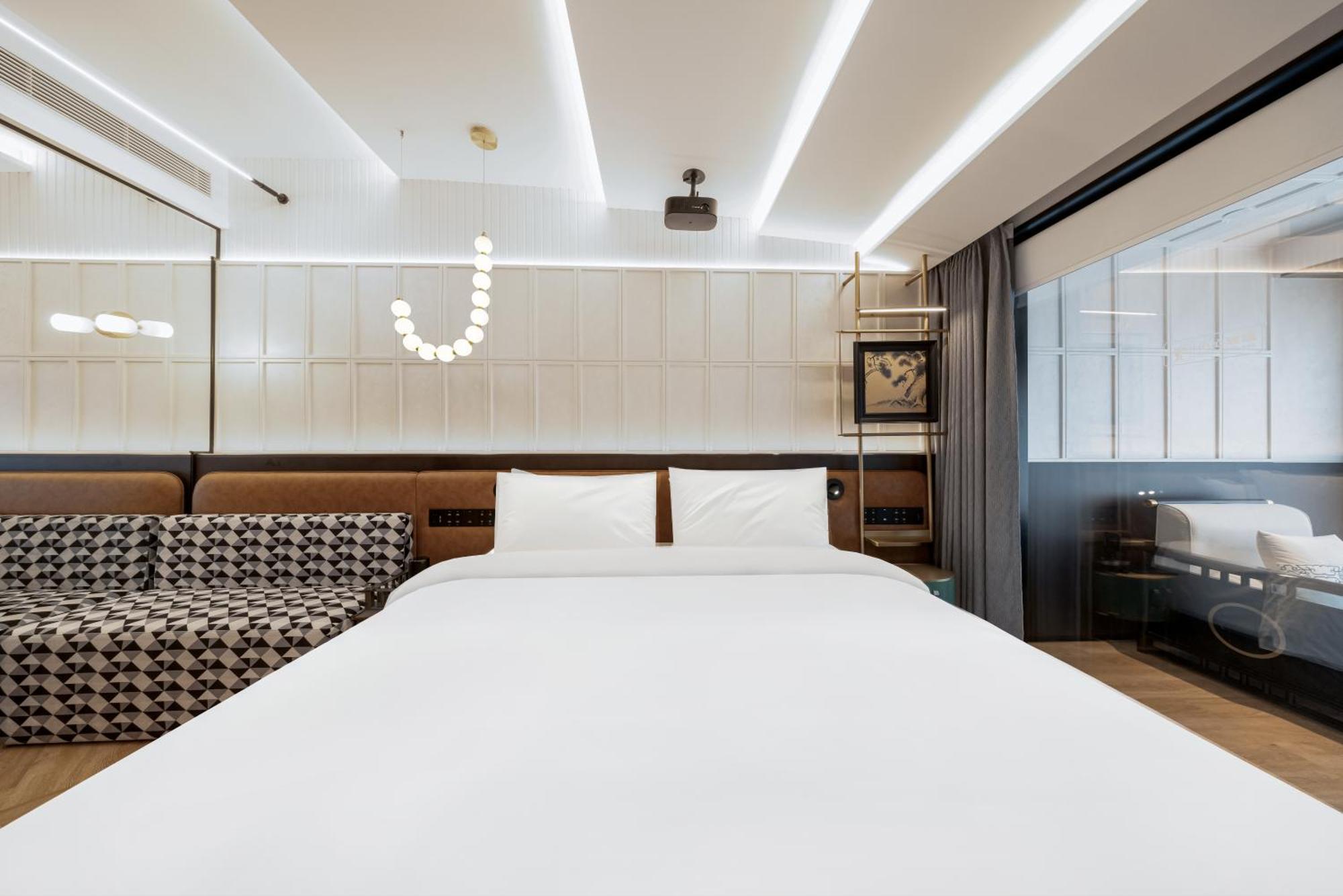 Tangfu Sanlitun Boutique Hotel---breakfast, Restaurant And Bar, Close To Tian'anmen Square Forbidden Temple Of Heaven, Laundry, Gym, Robot, Ticket Service, Located In Center Metro Line 2, One Station To Airport Express Hotel Beijing