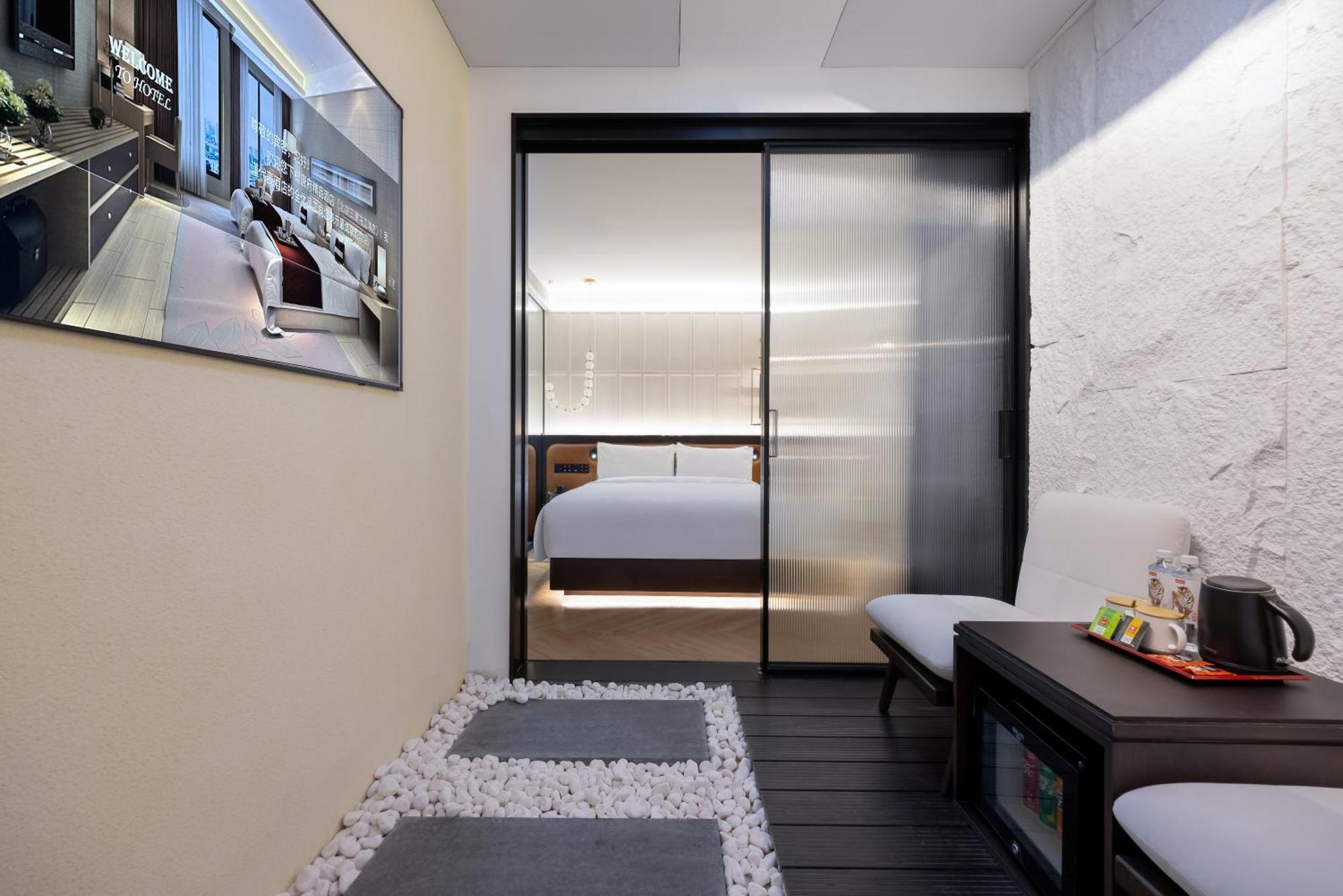 Tangfu Sanlitun Boutique Hotel---breakfast, Restaurant And Bar, Close To Tian'anmen Square Forbidden Temple Of Heaven, Laundry, Gym, Robot, Ticket Service, Located In Center Metro Line 2, One Station To Airport Express 4* Beijing