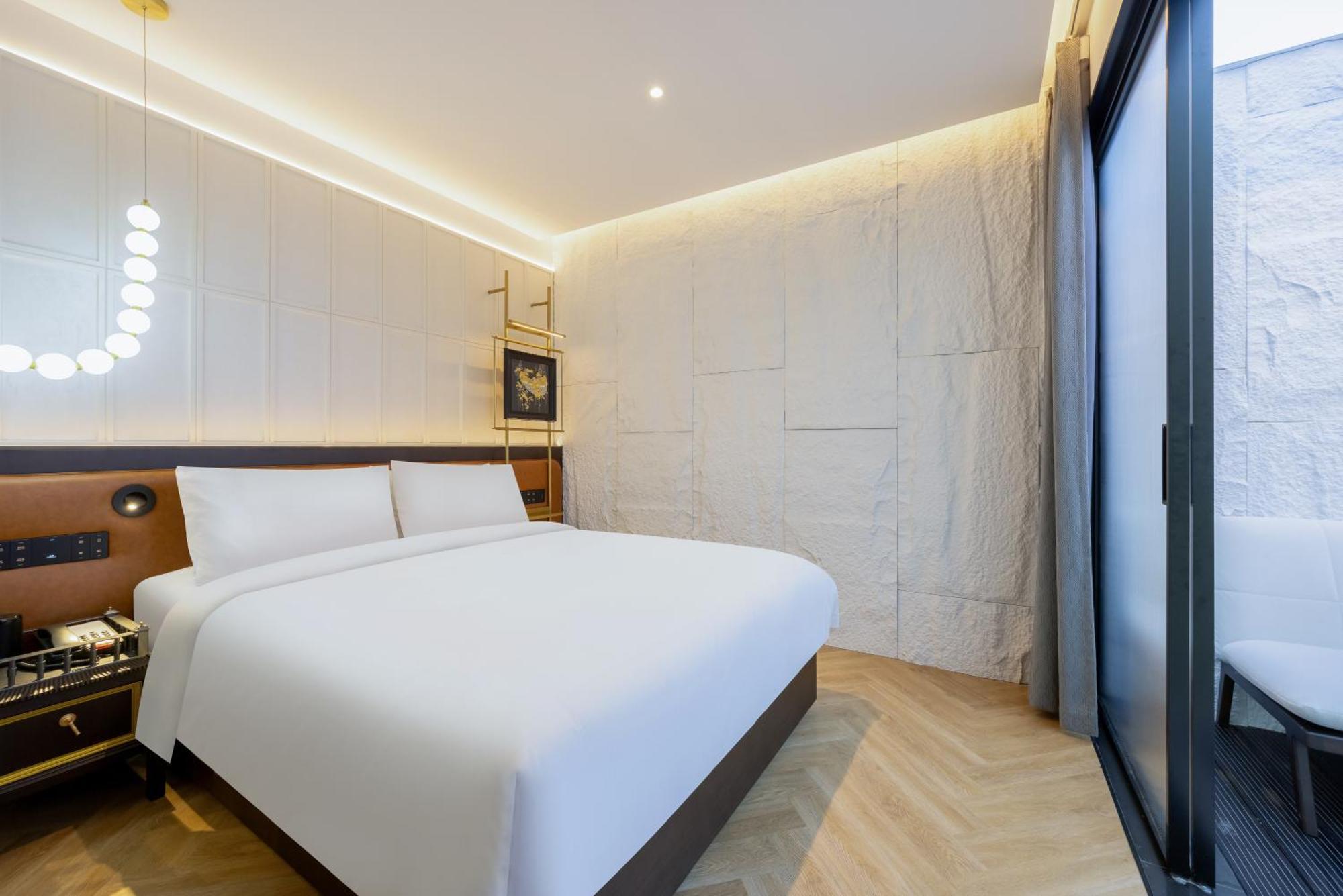 Tangfu Sanlitun Boutique Hotel---breakfast, Restaurant And Bar, Close To Tian'anmen Square Forbidden Temple Of Heaven, Laundry, Gym, Robot, Ticket Service, Located In Center Metro Line 2, One Station To Airport Express Hotel