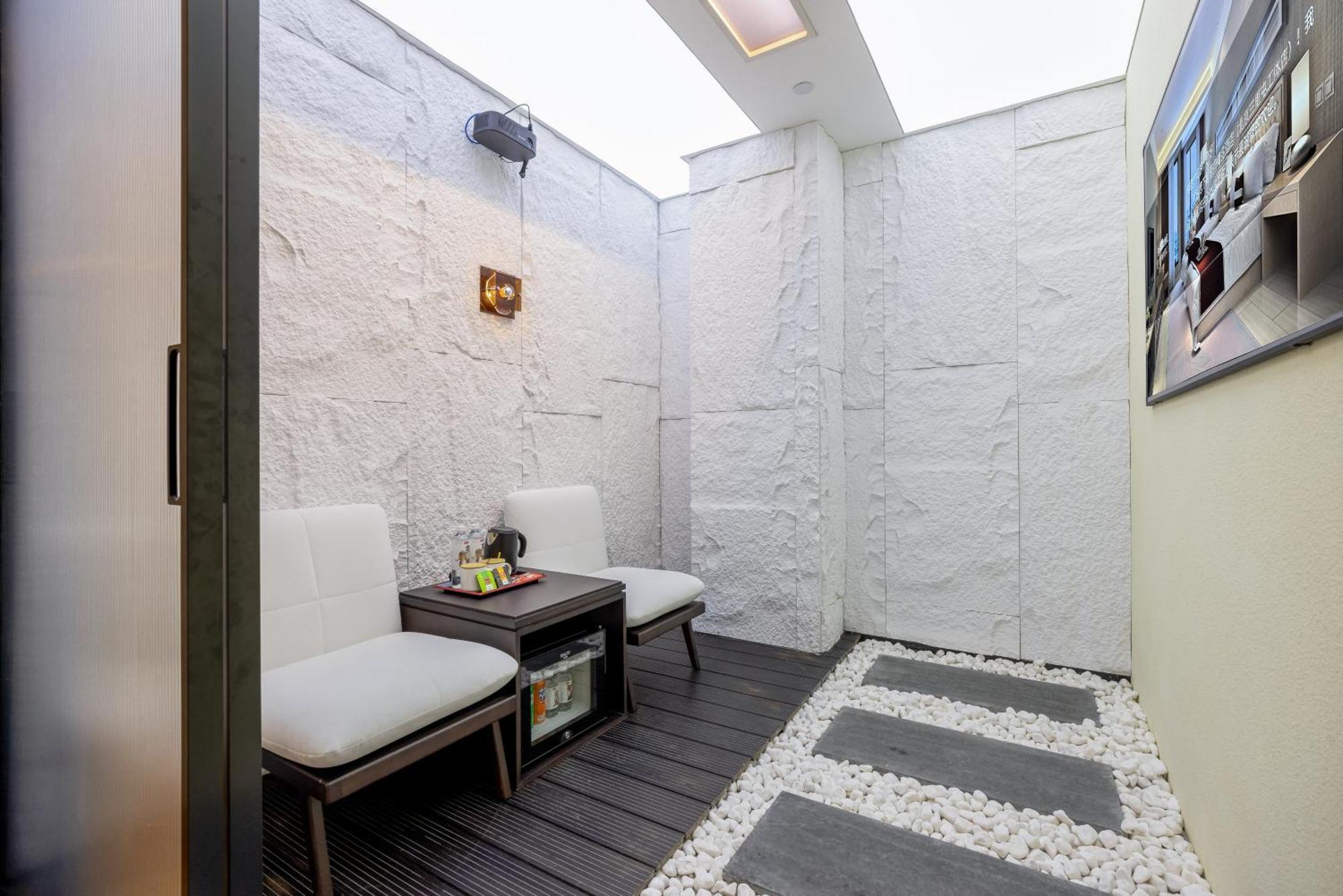 Tangfu Sanlitun Boutique Hotel---breakfast, Restaurant And Bar, Close To Tian'anmen Square Forbidden Temple Of Heaven, Laundry, Gym, Robot, Ticket Service, Located In Center Metro Line 2, One Station To Airport Express 4*